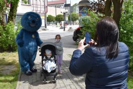 Maskotki w postaci puchatych stworków Staluś i Stalóweczka